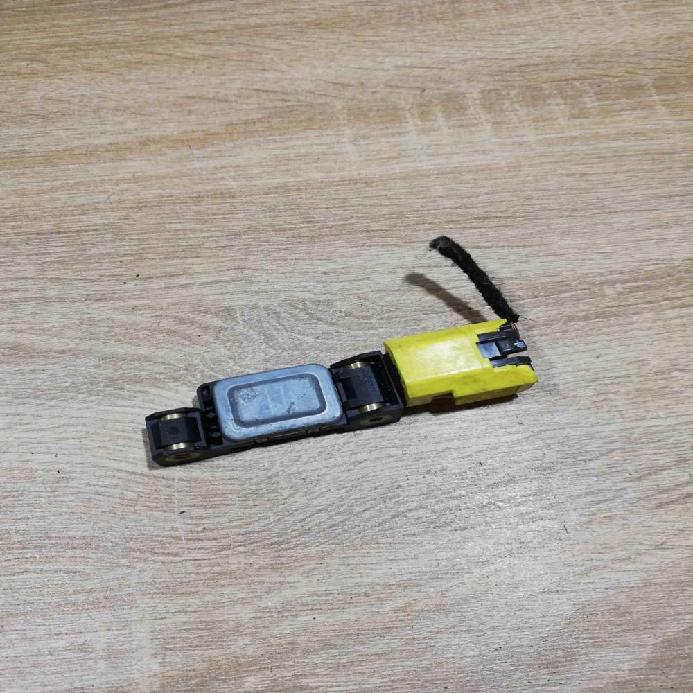 7L0909606   Airbag deployment crash/impact sensor Volkswagen Touareg I