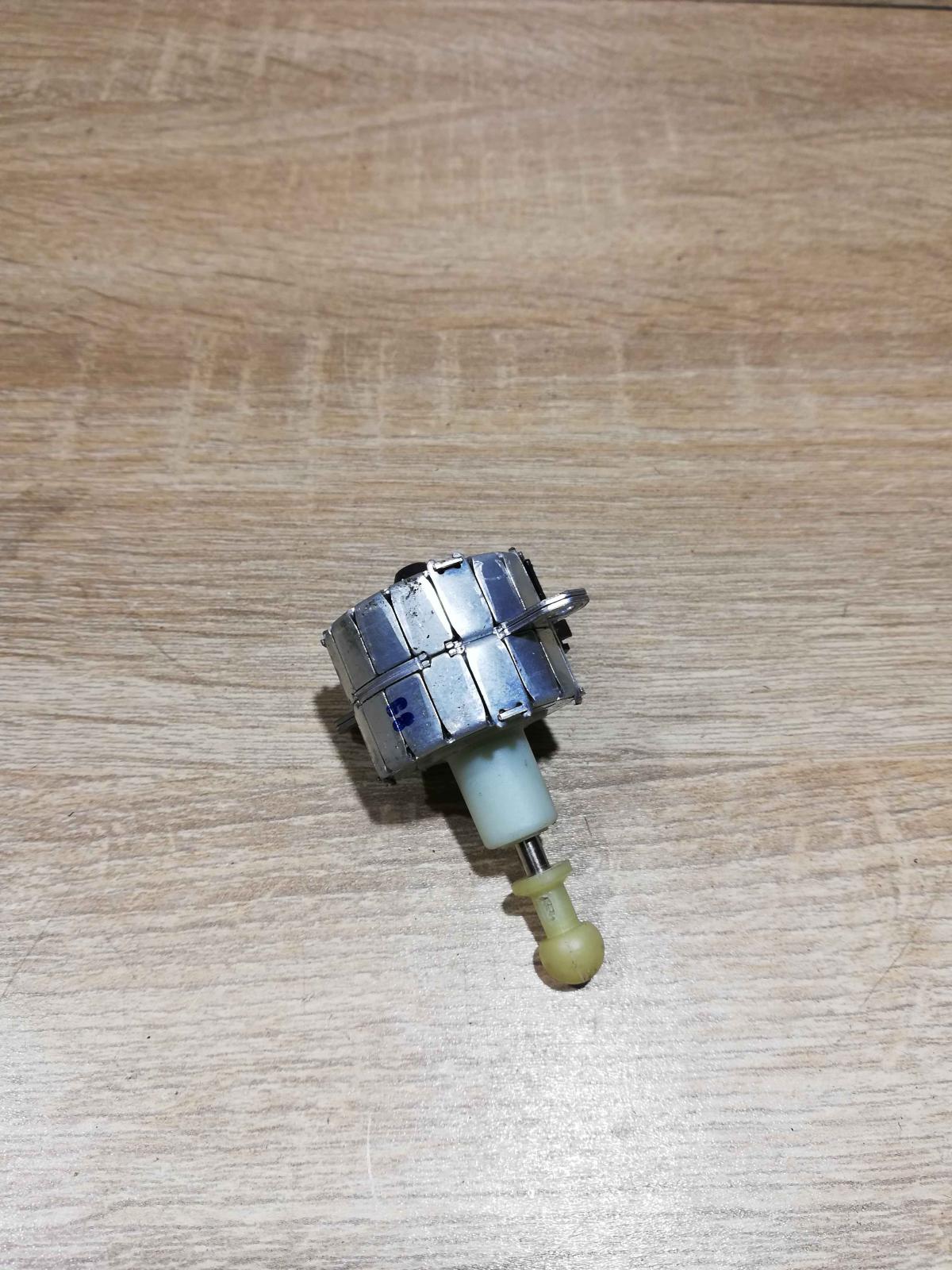 1307220039   Headlight level adjustment motor Audi A6 S6 C5 4B