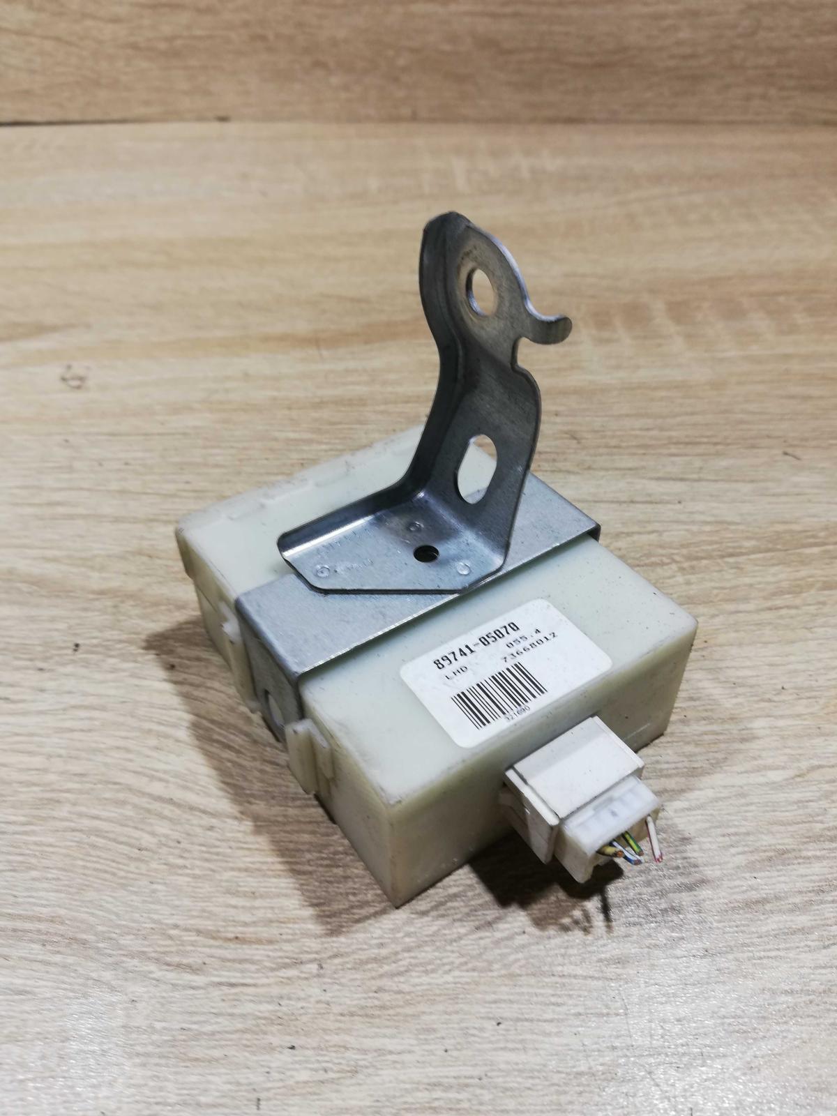 89741 05070   Door control unit/module Toyota Avensis T250