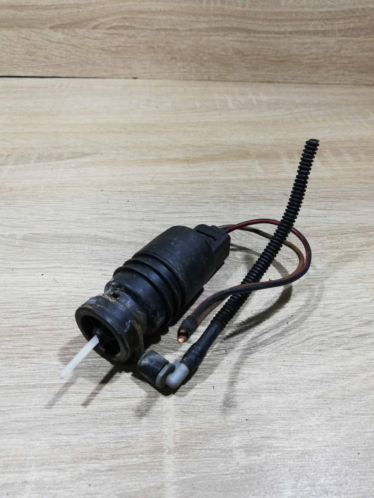18139 14725   Windscreen/windshield washer pump BMW X5 E53