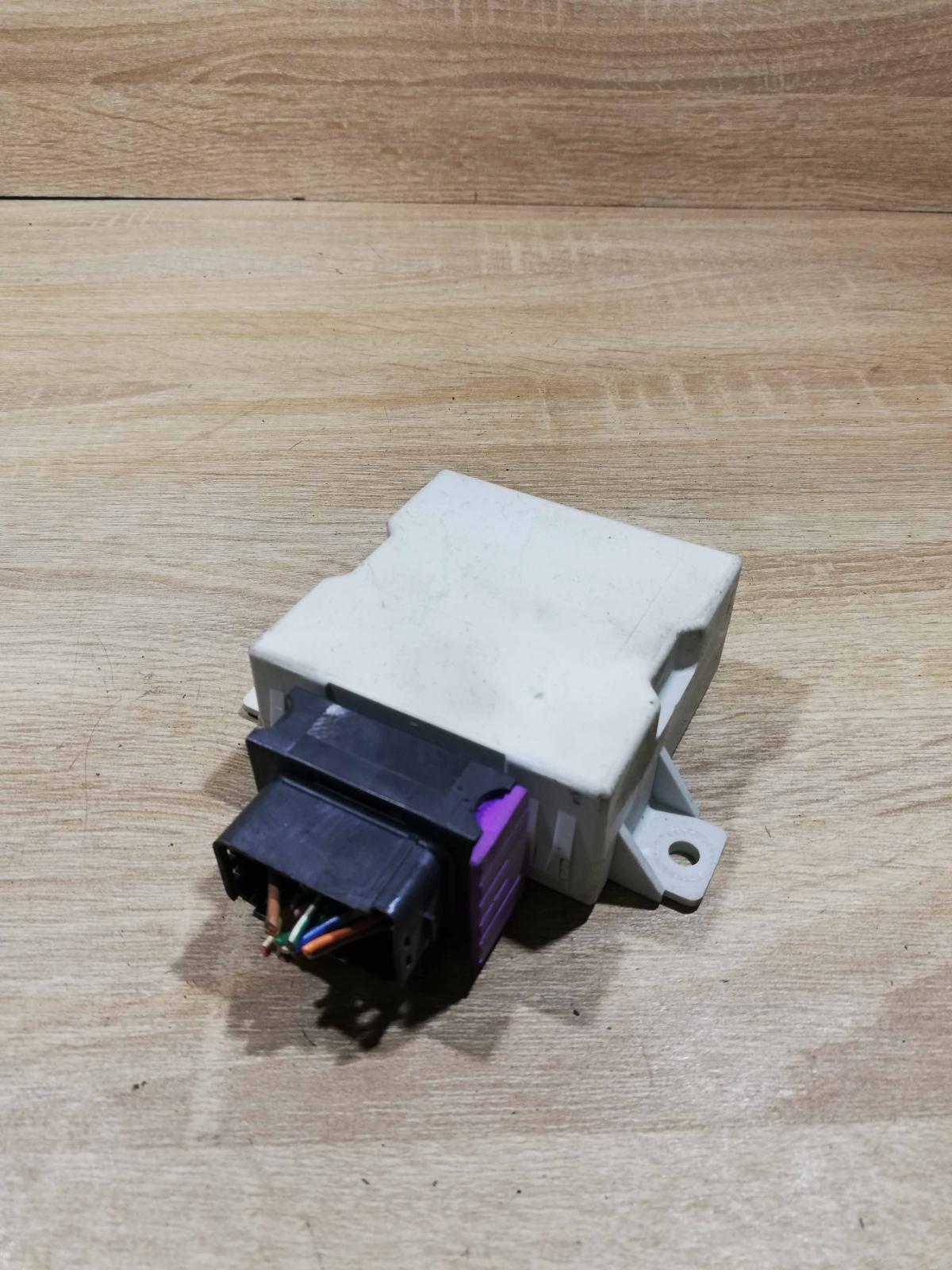 150 696  Control Window wiper relay Toyota Avensis T250