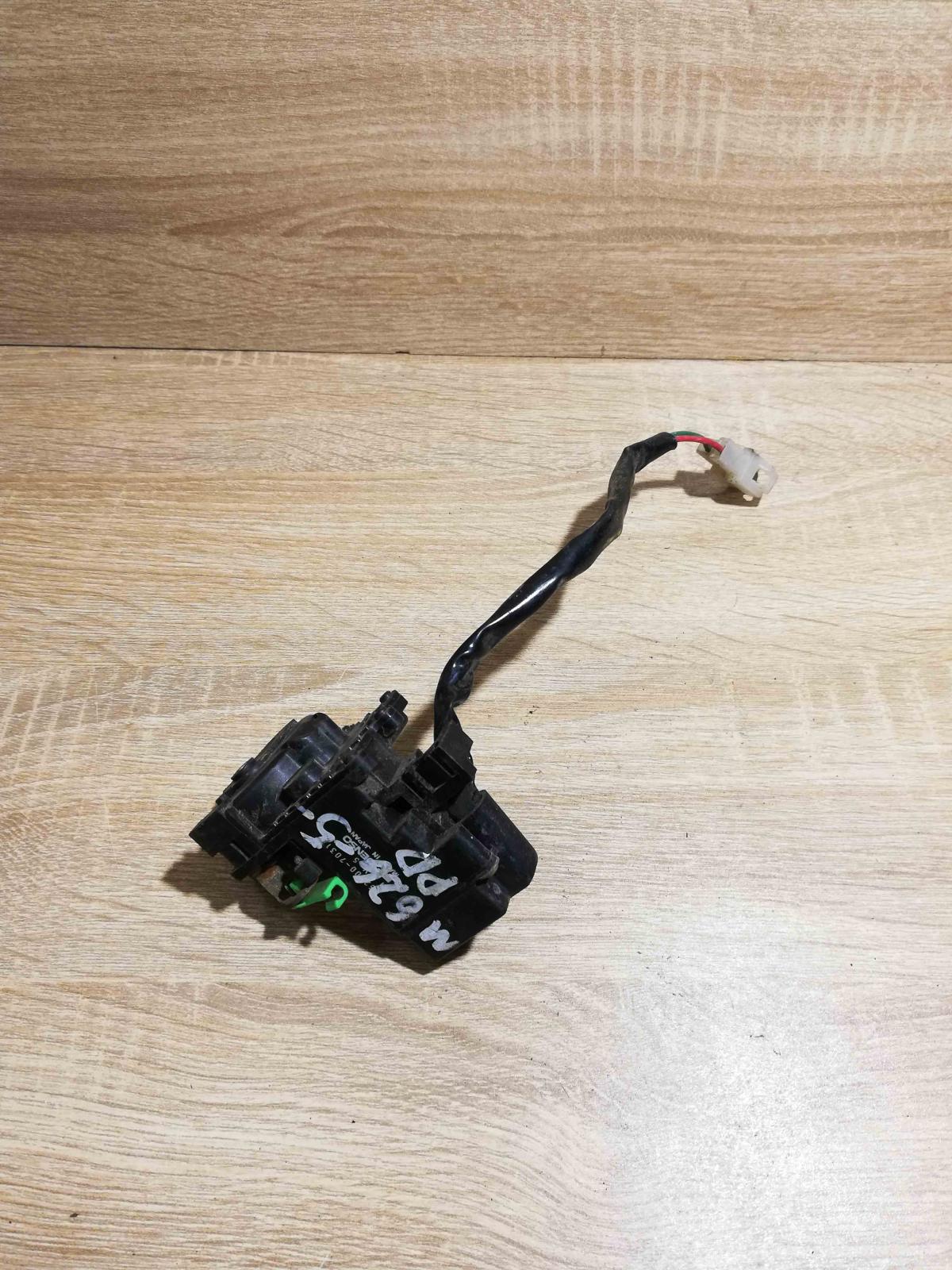 152800 7031   Front door lock Mazda 626