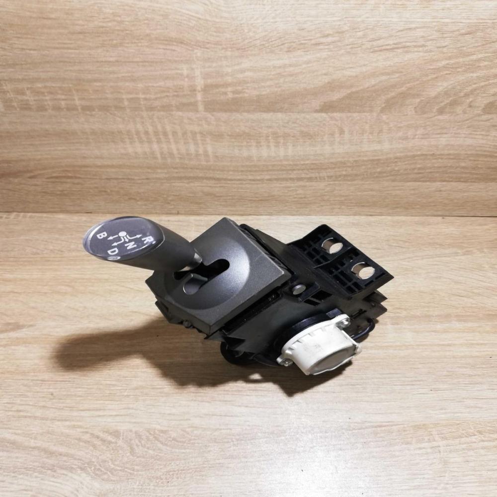 89451 17050   Gear shifter/selector Toyota Prius (XW20)