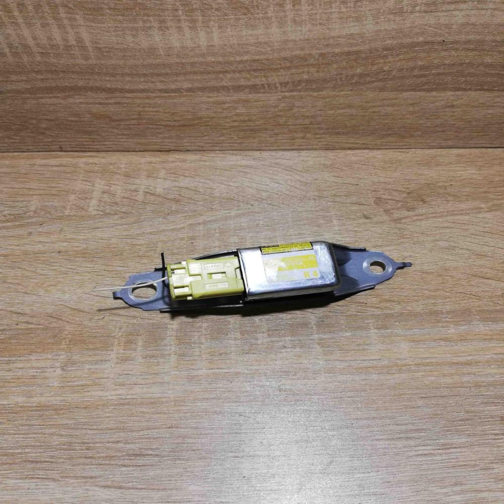89833 47030   Airbag deployment crash/impact sensor Toyota Prius (XW20)