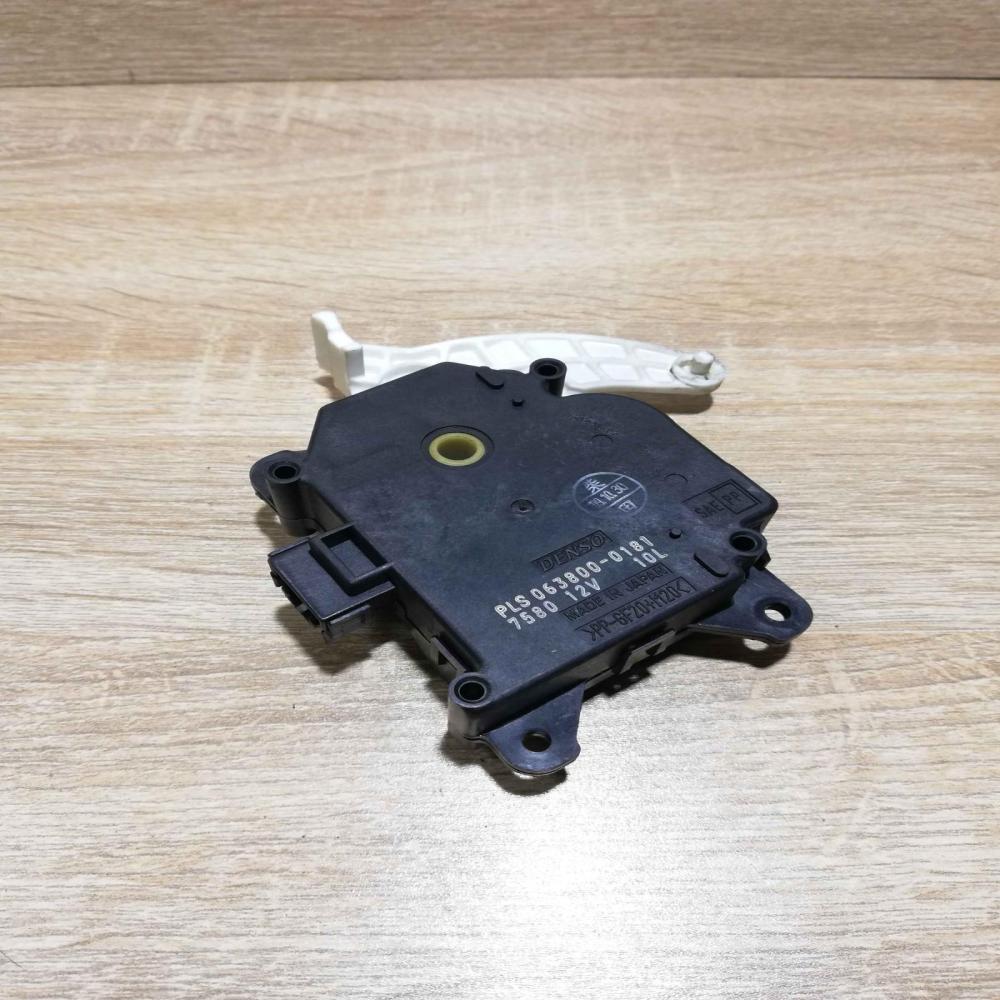 063800 0181   Air flap motor/actuator Toyota RAV 4 (XA30)