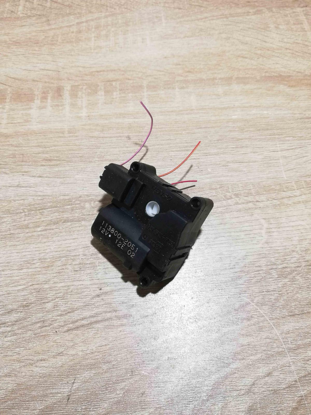 113800 2051  Unit Air flap motor/actuator Toyota Avensis T250