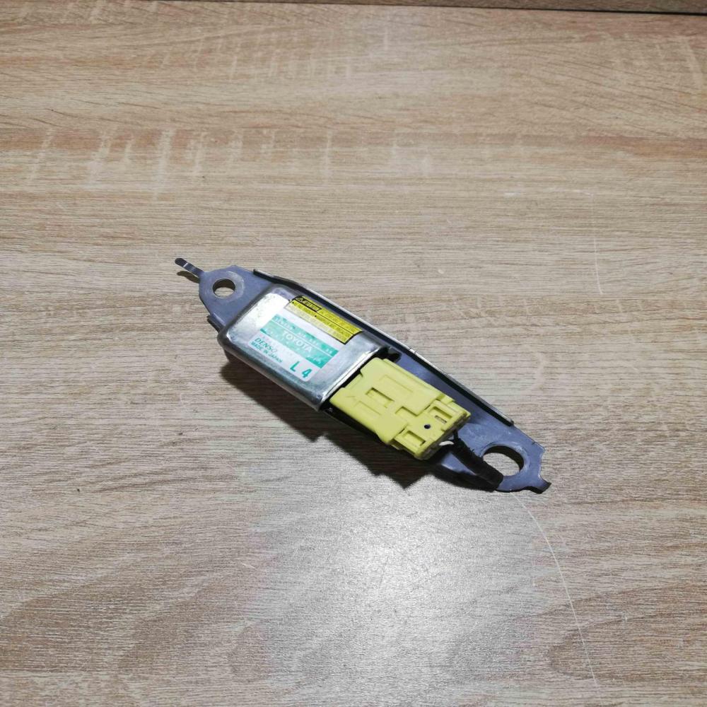 89834 47020 187900 0921  Airbag deployment crash/impact sensor Toyota Prius (XW2