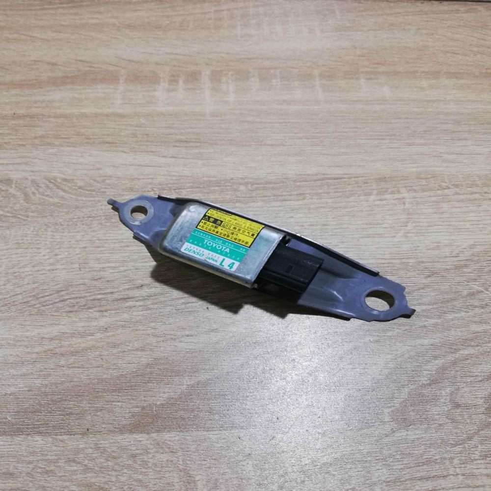 89834 47020 187900 0922  Airbag deployment crash/impact sensor Toyota Prius (XW2