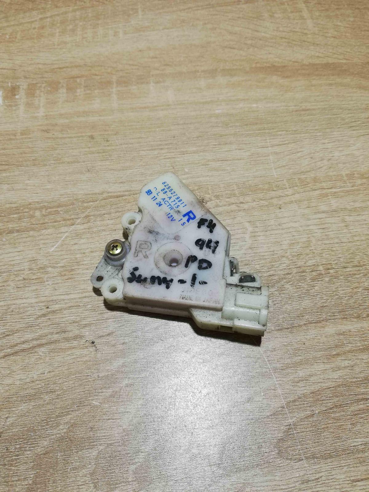8255279911   Rear door lock Nissan Sunny