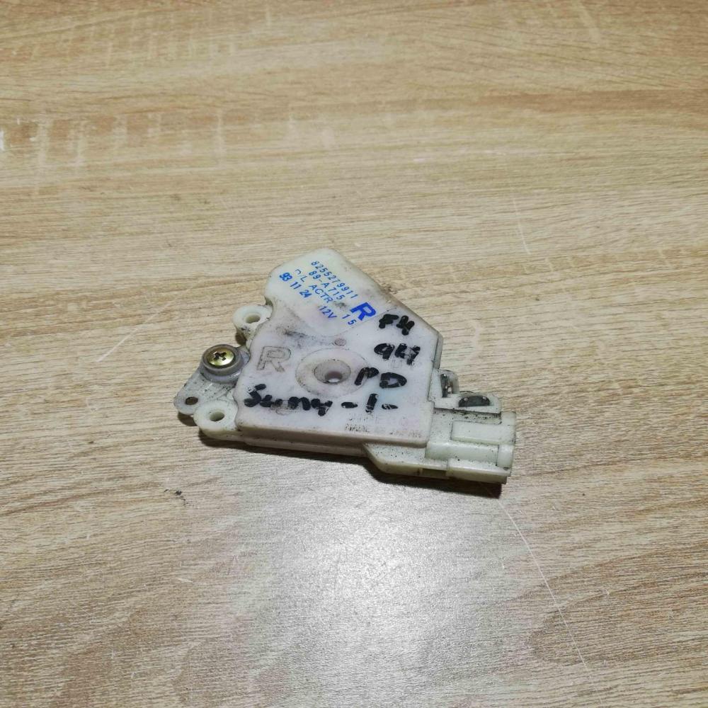 8255279911   Rear door lock Nissan Sunny