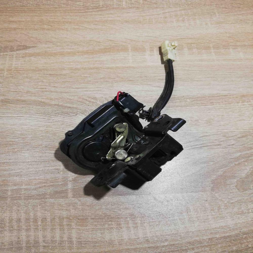 White Conector   Rear glass lock/latch Toyota Prius (XW20)