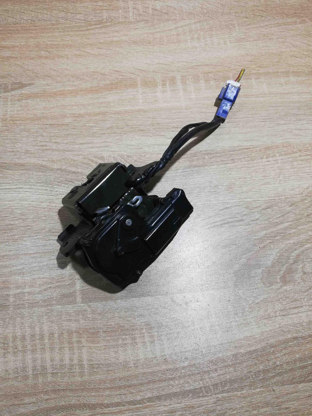 Blue Conector   Rear door lock Toyota Prius (XW20)