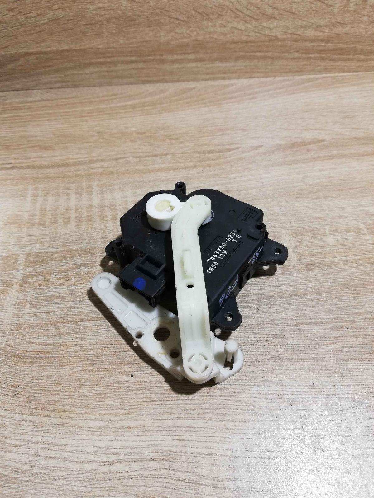 063700 6231   Air flap motor/actuator Toyota Avensis T250