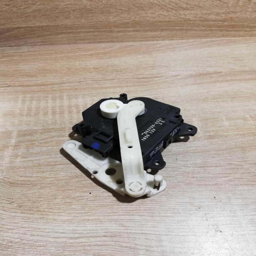 063700 6231   Air flap motor/actuator Toyota Avensis T250