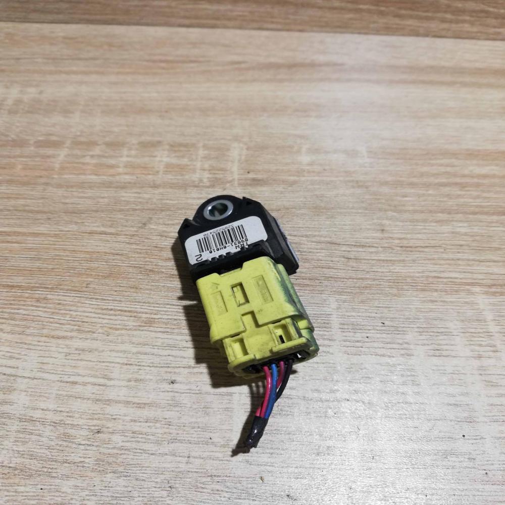 89831 0H010   Airbag deployment crash/impact sensor Toyota Yaris