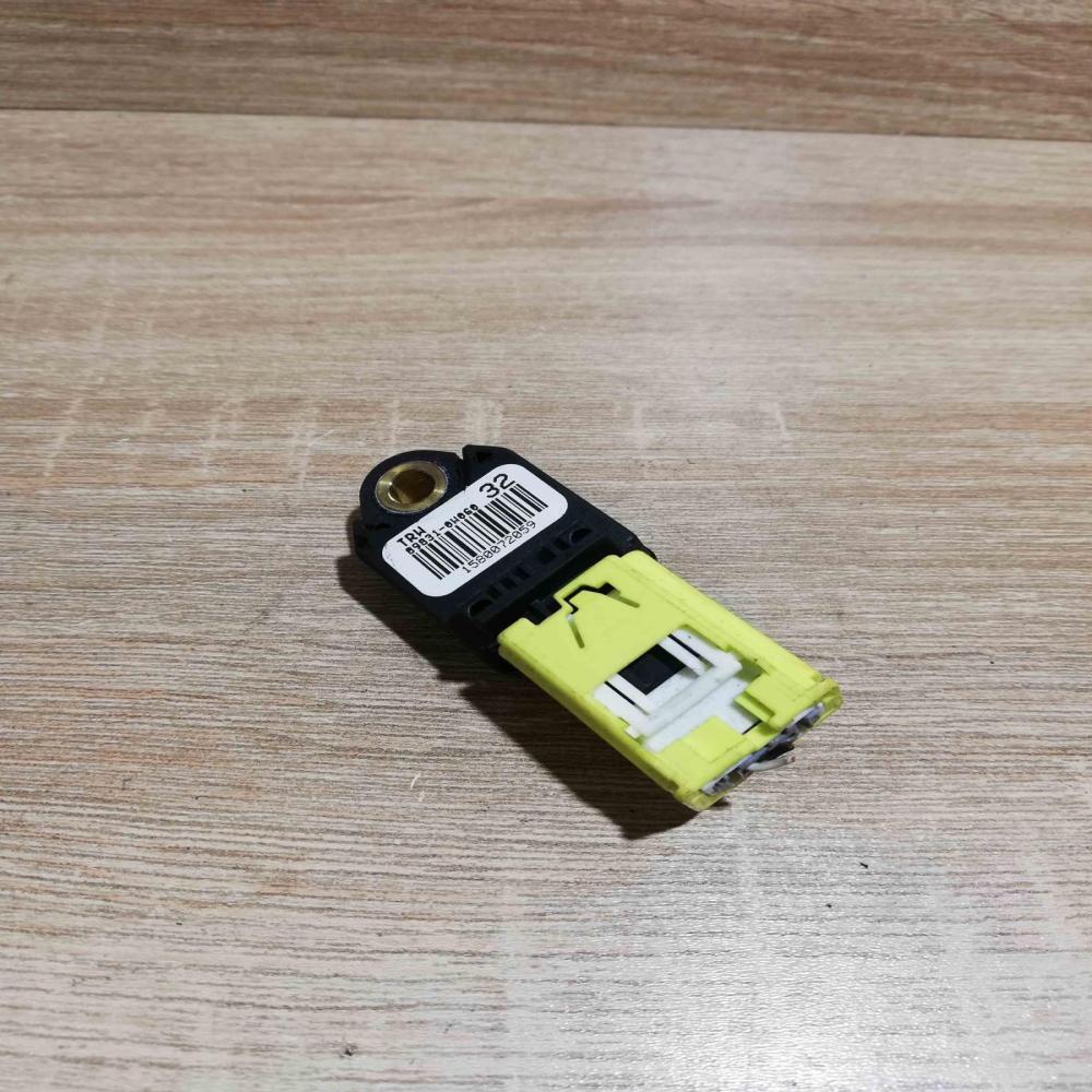 89831 0W060   Airbag deployment crash/impact sensor Toyota Avensis T270