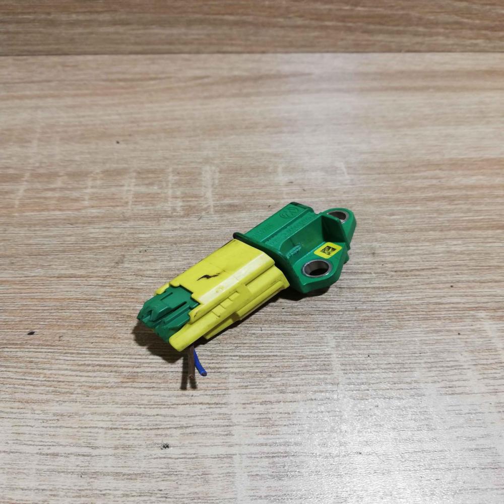 1K0909606C 5WK43544  Airbag deployment crash/impact sensor Audi Q7 4L