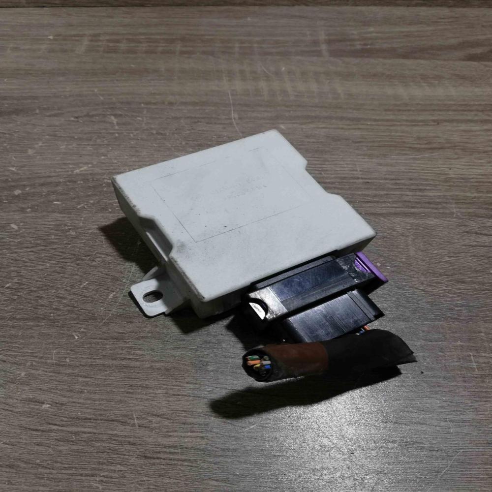 150 696   Window wiper relay Toyota Avensis T250