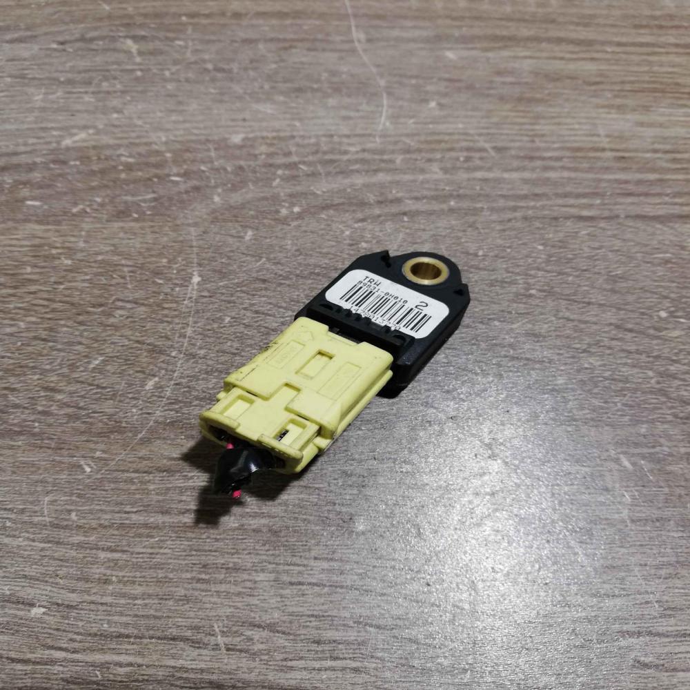 89831 0H010   Airbag deployment crash/impact sensor Toyota Yaris