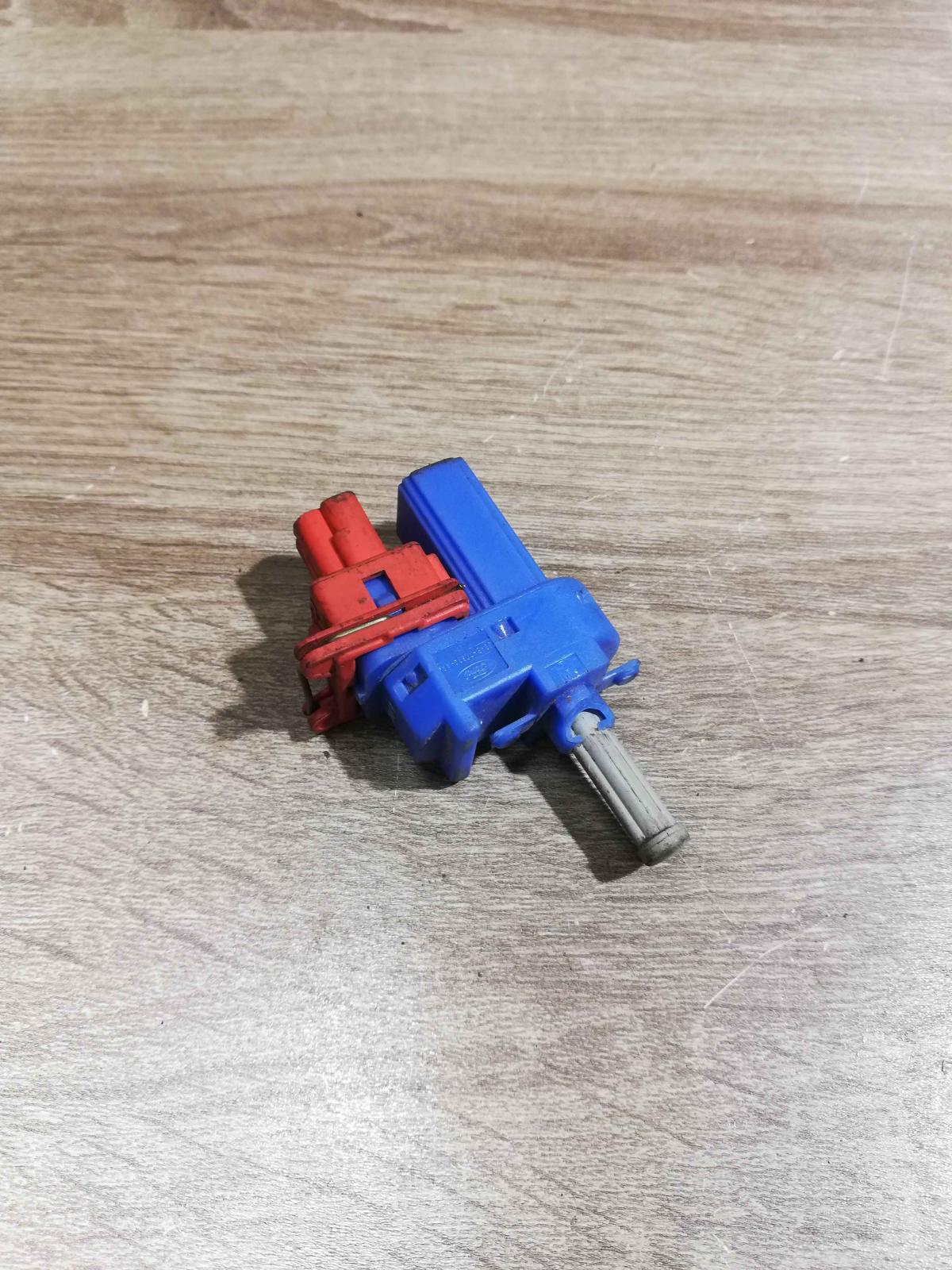98AB 7C634 AA   Brake pedal sensor switch Ford Focus
