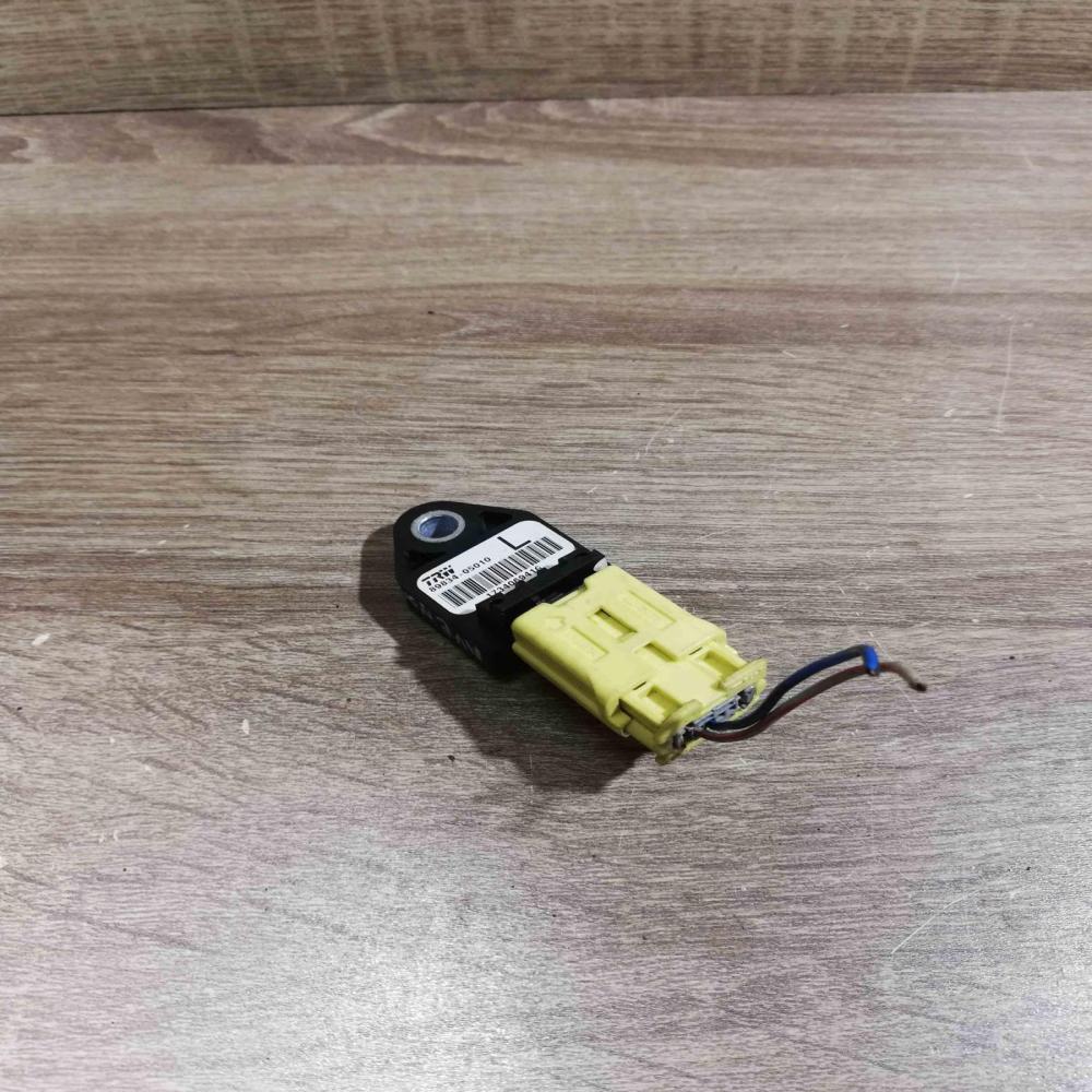 89834 05010   Airbag deployment crash/impact sensor Toyota Avensis T250