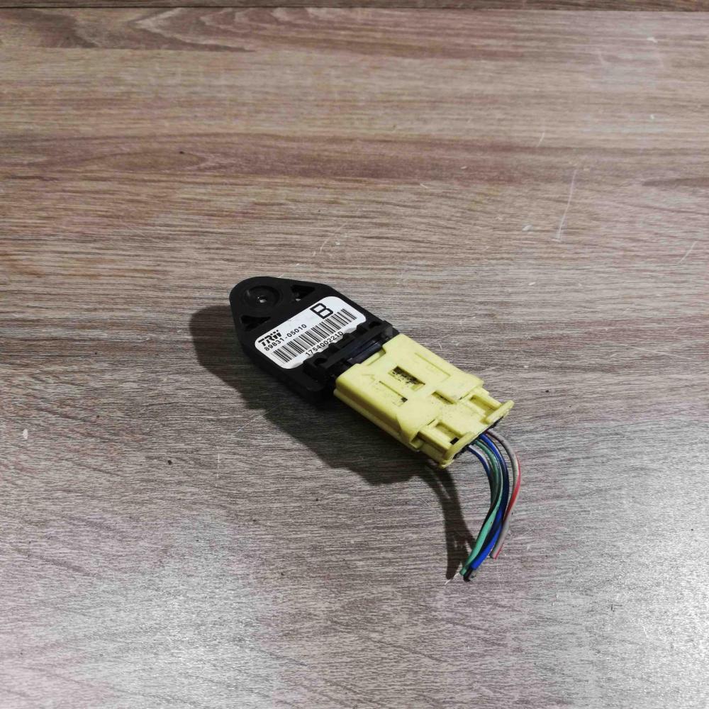 89831 05010   Airbag deployment crash/impact sensor Toyota Avensis T250