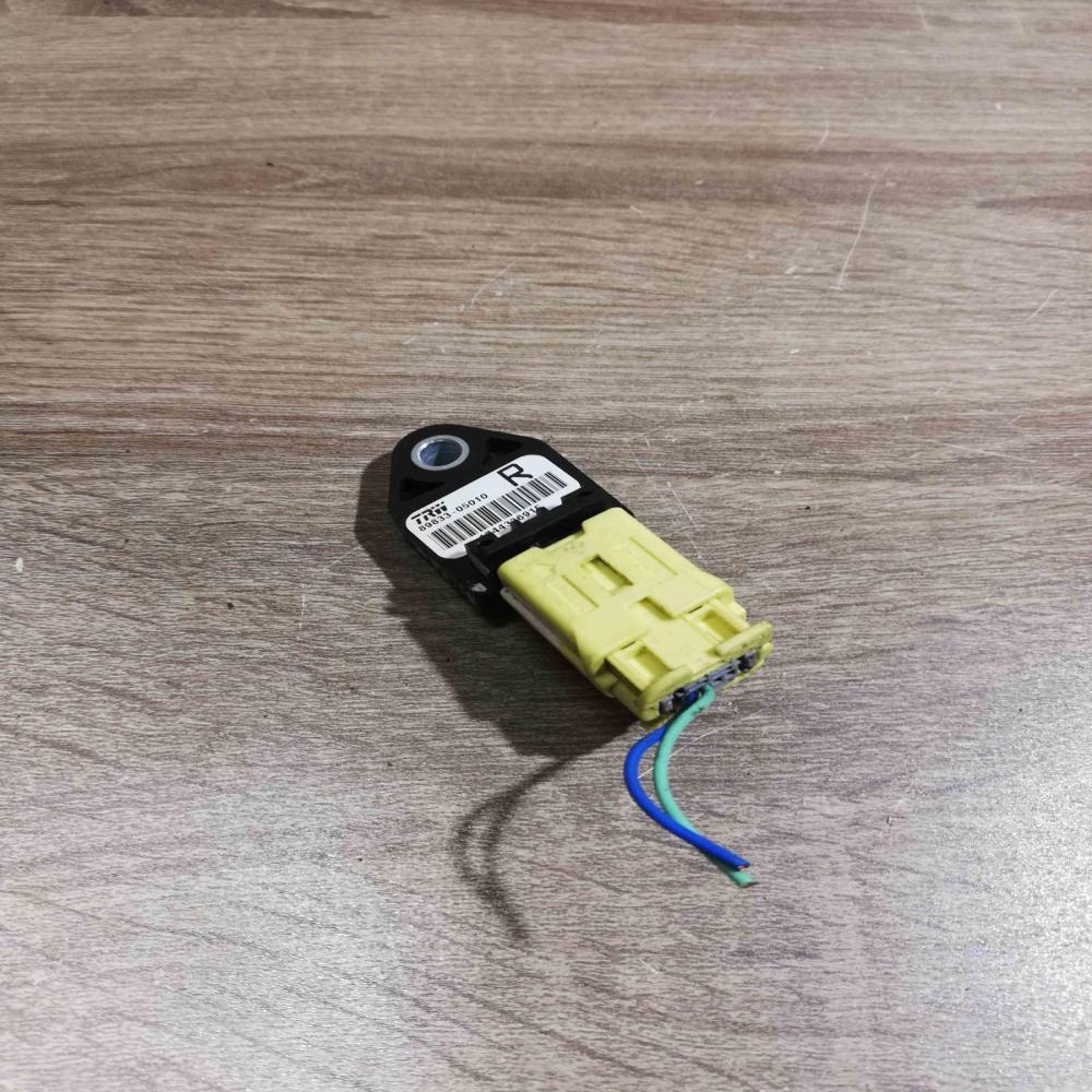 89833 05010   Airbag deployment crash/impact sensor Toyota Avensis T250