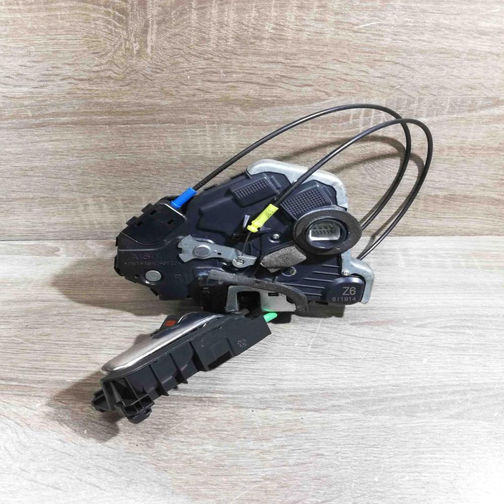 6i1914 z6 Avensis front right  Front door lock Toyota Avensis T250
