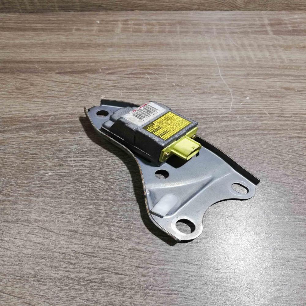 89860 44010   Airbag deployment crash/impact sensor Toyota Avensis Verso