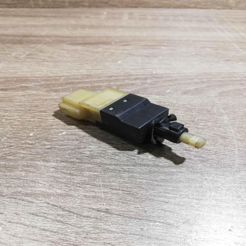 V30 73 0070   Brake pedal sensor switch Mercedes-Benz E W210