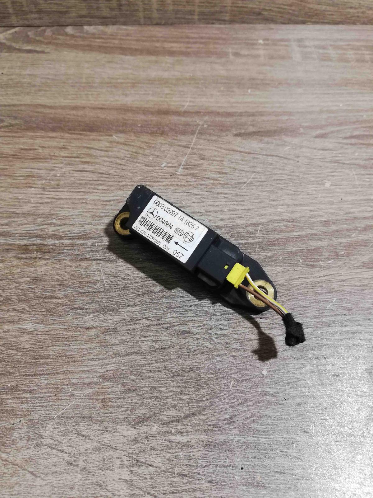 0018204426 004664  Airbag deployment crash/impact sensor Mercedes-Benz CLK A209