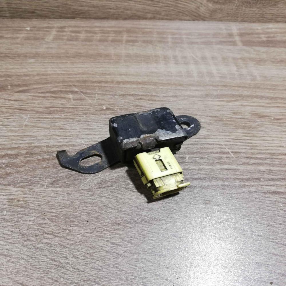 89173 12090 187600 4970  Airbag deployment crash/impact sensor Toyota Avensis Ve