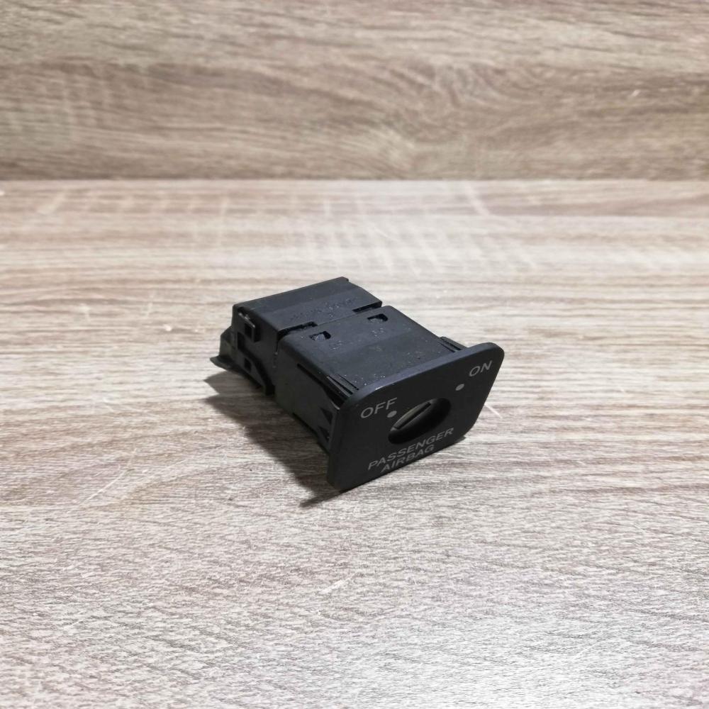 159 2P50   Passenger airbag on/off switch Toyota Prius (XW20)