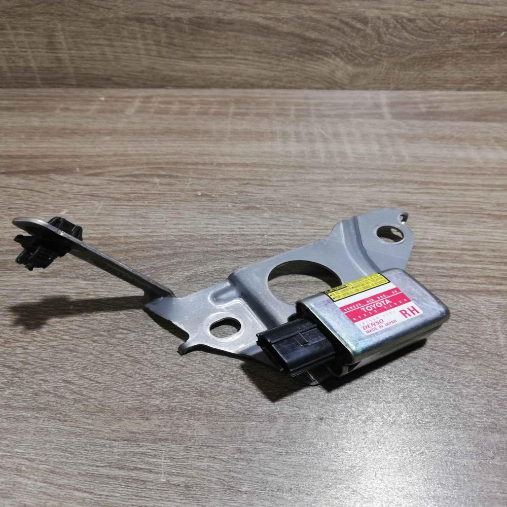 89833 42020 187900 1151  Airbag deployment crash/impact sensor Toyota RAV 4 (XA2