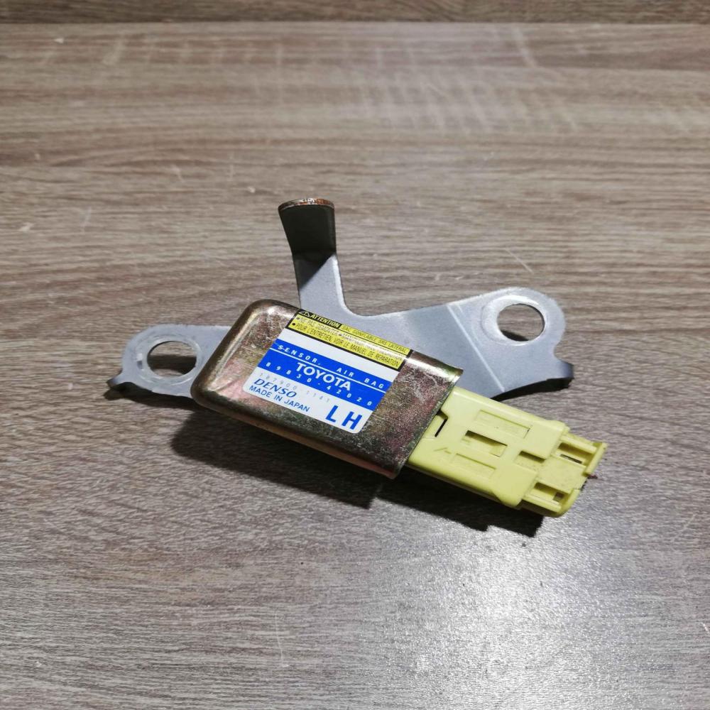 89830 42020 187900 1141  Airbag deployment crash/impact sensor Toyota RAV 4 (XA2