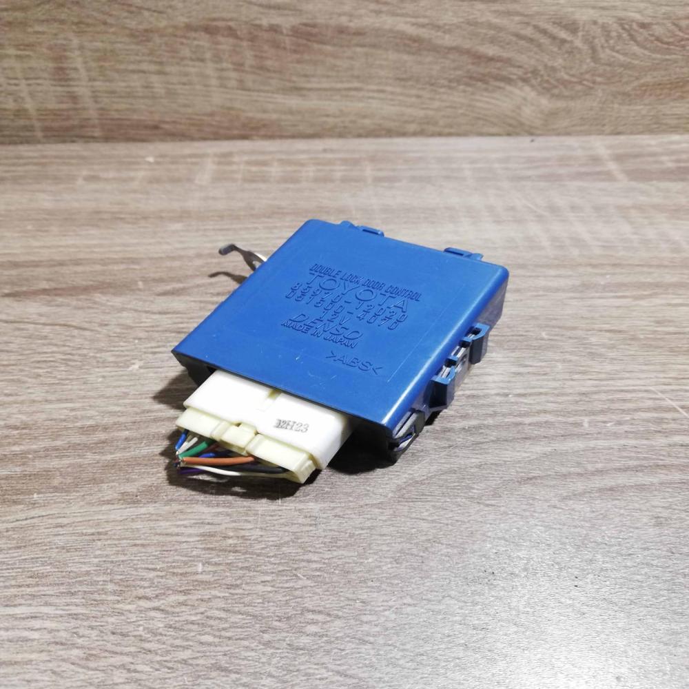 85970 12020 051500 4070  Door central lock control unit/module Toyota Auris 150