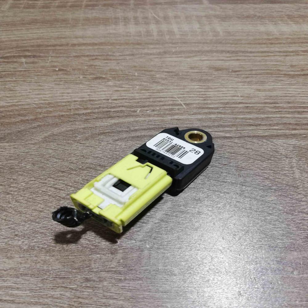 89831 02080   Airbag deployment crash/impact sensor Toyota Auris 150