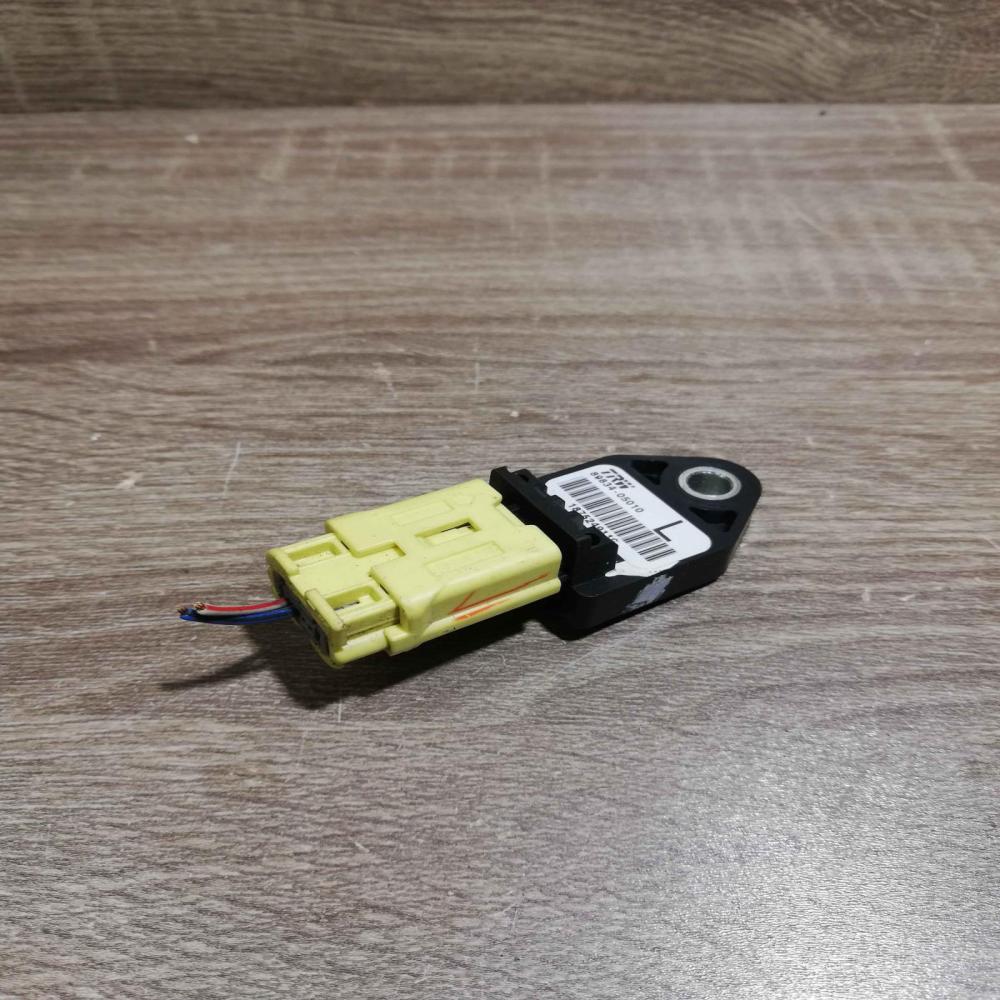 89834 05010   Airbag deployment crash/impact sensor Toyota Avensis T250