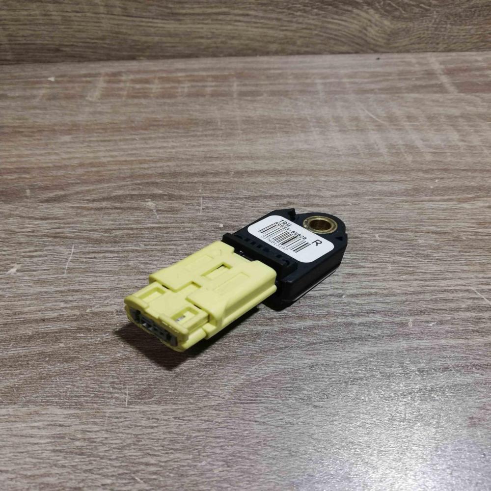 89833 05020   Airbag deployment crash/impact sensor Toyota Avensis T250