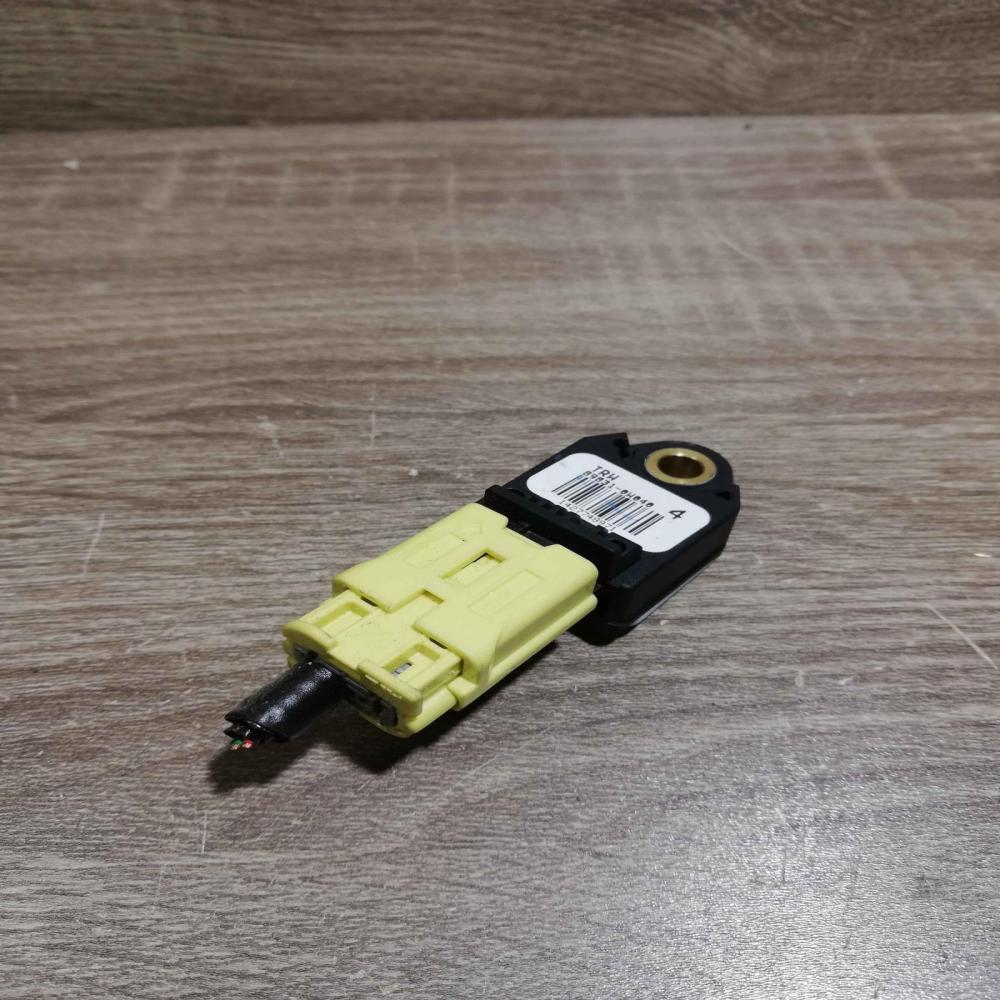 89831 0W040   Airbag deployment crash/impact sensor Lexus IS 220D-250-350