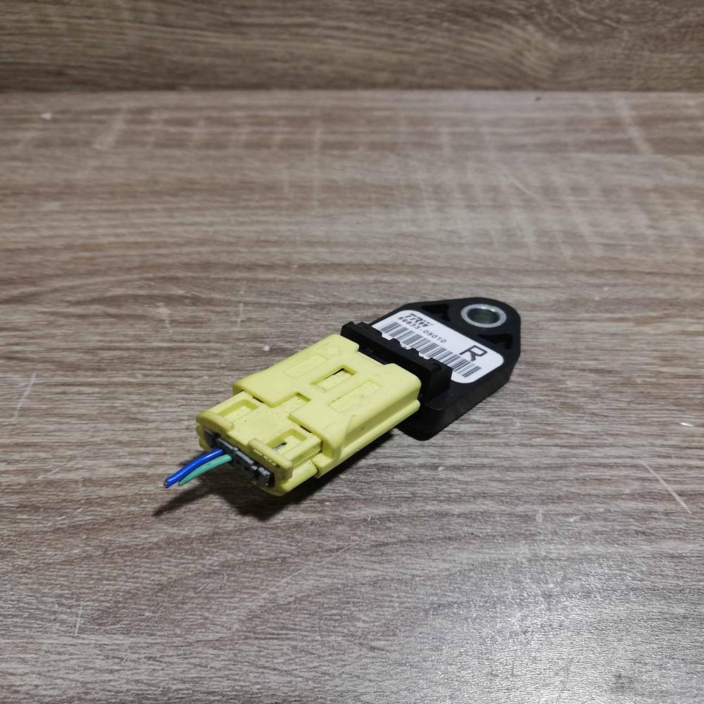 89833 05010   Airbag deployment crash/impact sensor Toyota Avensis T250