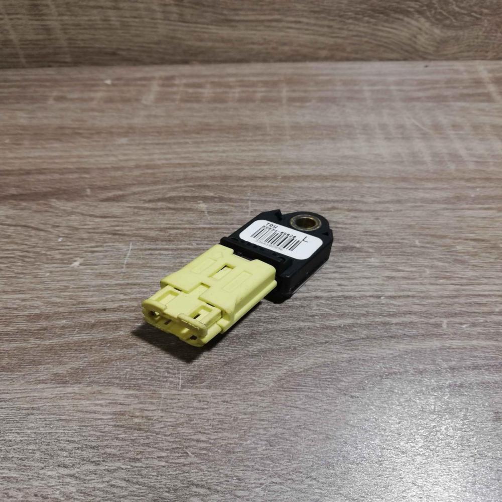 89834 05020   Airbag deployment crash/impact sensor Toyota Avensis T250