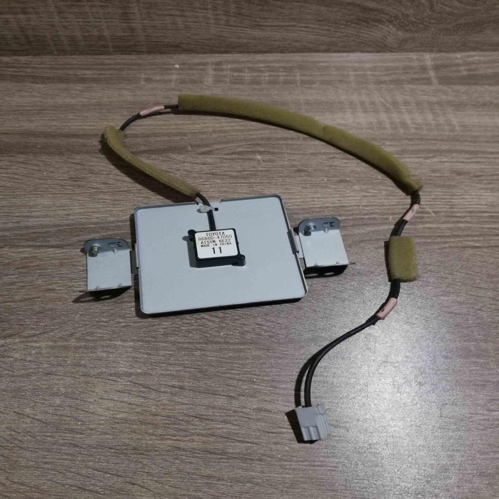 86860 47060  GPS Aerial antenna amplifier Toyota Prius (XW20)