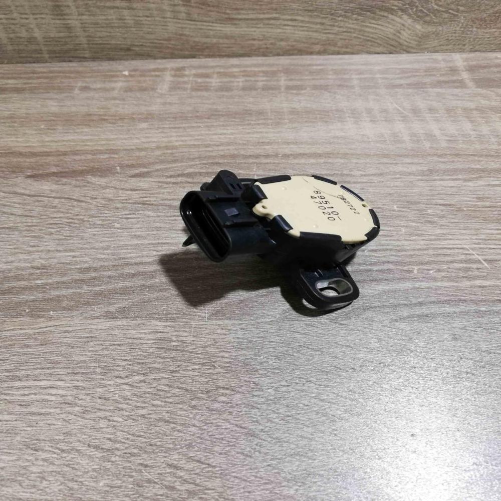 89510 47020 7B2722  Brake pedal sensor switch Toyota Prius (XW30)