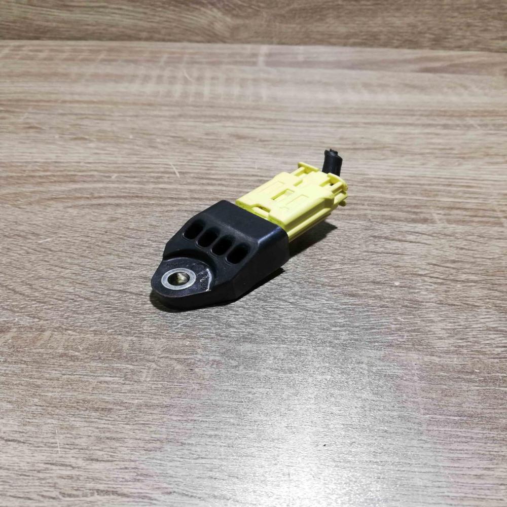 89831 33020   Airbag deployment crash/impact sensor Toyota RAV 4 (XA20)