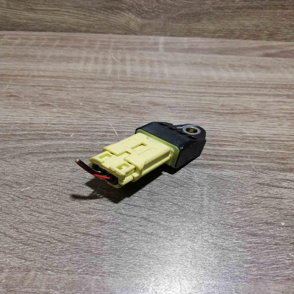 89831 42010   Airbag deployment crash/impact sensor Toyota RAV 4 (XA20)