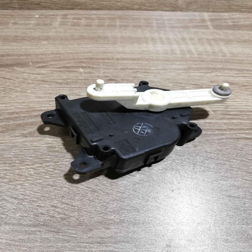 063800 0240   Air flap motor/actuator Toyota Prius (XW20)
