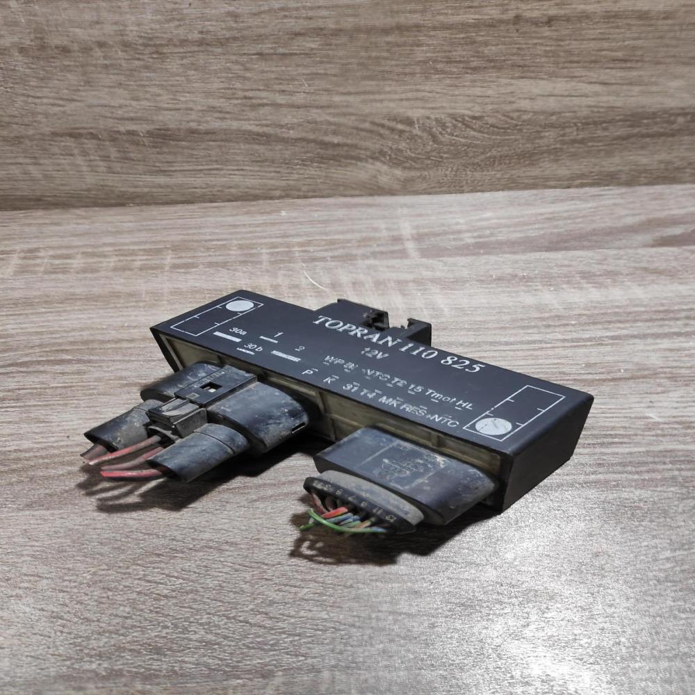 110 825   Fan control module Volkswagen Golf III