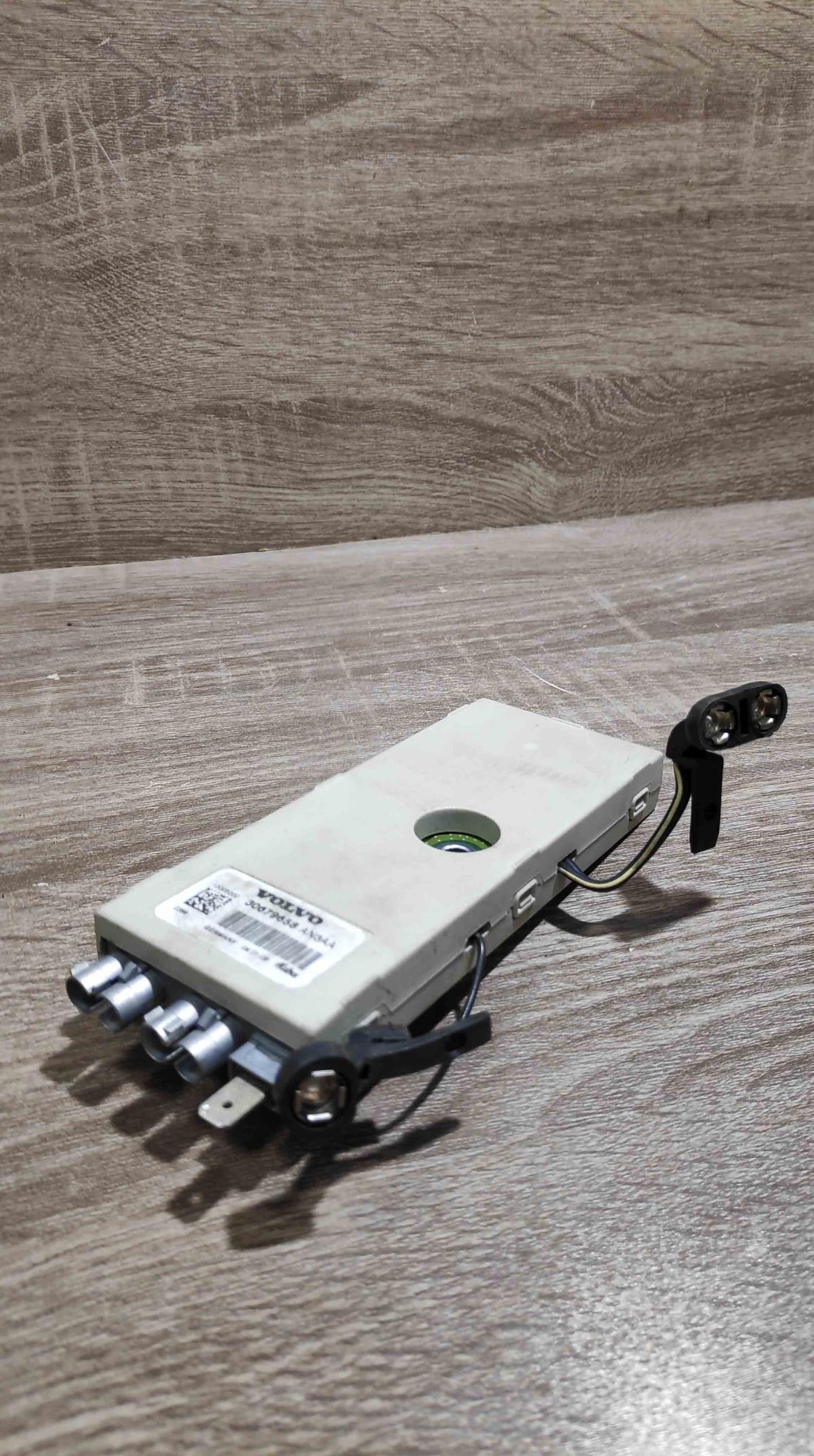30679658   Aerial antenna amplifier Volvo V70