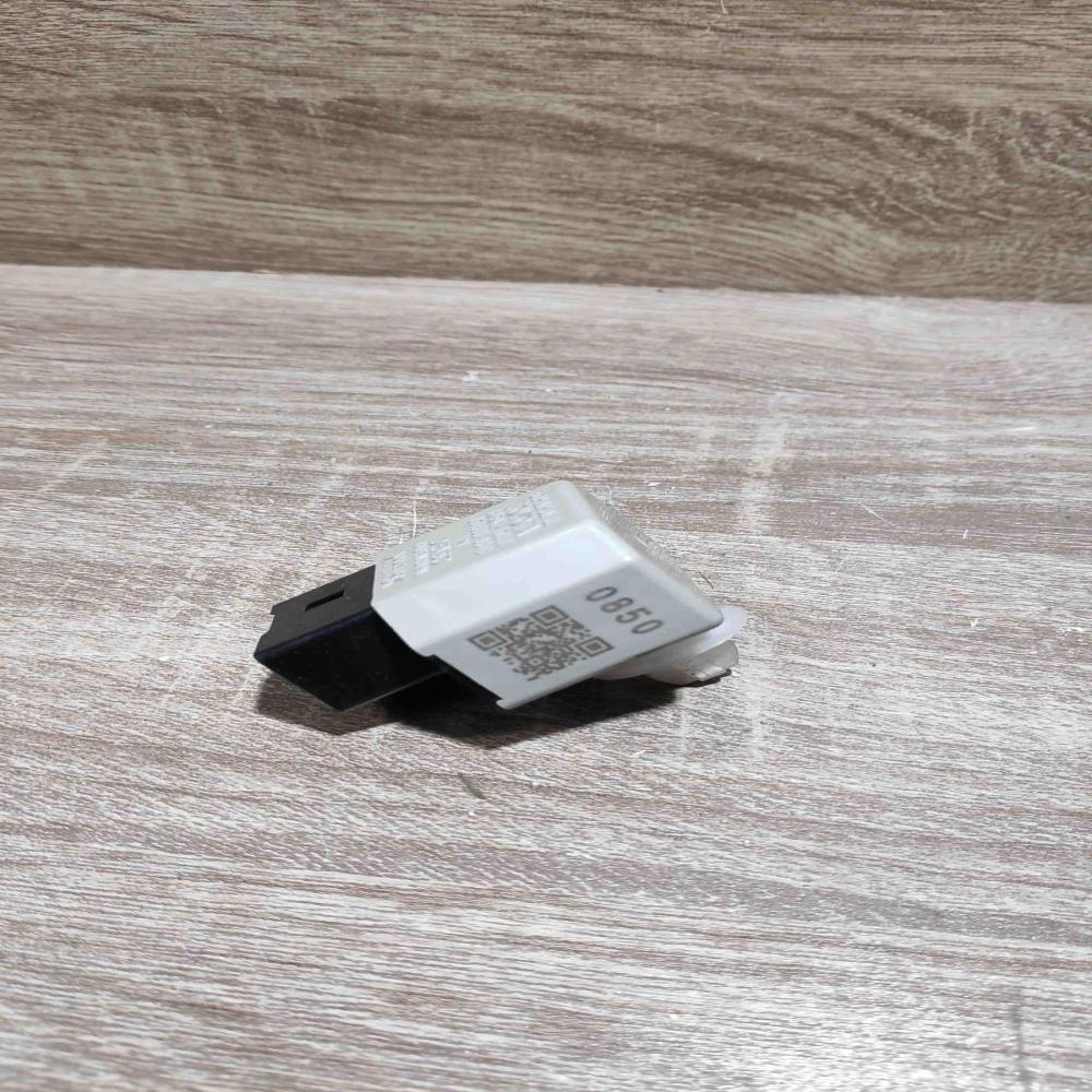 895a1 46010 061800 0840  Other relay Toyota Prius (XW20)